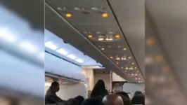 A passageira que se recusou usar máscara foi retirada do avião.