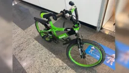 A criança estava no Aeroporto de Belém com a bicicleta.
