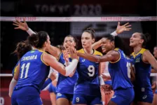 Jogadoras do Brasil comemoram ponto durante jogo contra a Sérvia
