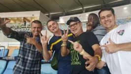 Queiroz publicou esta foto em seu perfil no Facebook, reclamando do "sumiço" dos amigos.