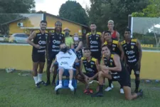 Torcedor recebe o carinho do elenco do Castanhal.