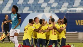 Seleção colombiana comemora gol marcado contra Equador na Arena Pantanal