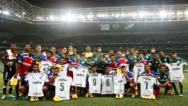 Chuteiras, camisas e luvas de goleiro novas foram doadas pelo Verdão aos atletas da Desportiva Paraense 