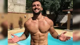 Arthur Picoli sensualizou em um ensaio na piscina. 