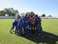 Equipe feminina da Esmac ao vencer a última partida fora de casa.