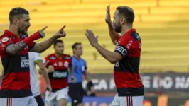 Everton Ribeiro comemora seu gol com Arrascaeta.