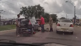 Com a forte colisão, o condutor da moto foi lançado no asfalto 