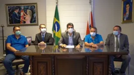 O governador Helder Barbalho ao lado de outras autoridades.