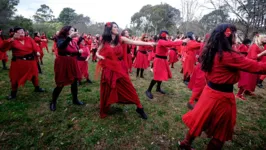 Fãs da cantora se vestem como ela no clipe para recriar a coreografia