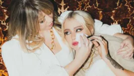 A rainha da sofrência aparece "enxugando as lágrimas" da mais nova e fãs especularam sobre um possível feat
