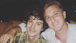 Luciano Huck falou sobre reação da família e relação com o irmão gay.