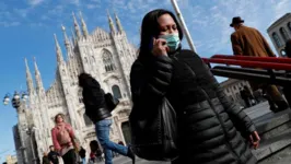 Turista circulando de mascára na Itália.