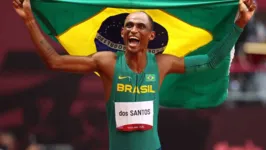 Alison dos Santos 'xaveca o momento' e leva o bronze nas Olímpíadas

