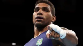 Abner começou bem a luta e até acertou forte direto na cabeça e no corpo do rival, mas, aos poucos, a experiência do cubano, ouro olímpico na Rio-2016, e quatro vezes campeão mundial nos meio-pesados, fez a diferença na disputa.