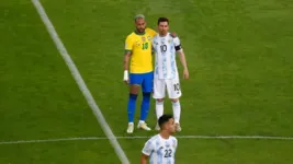 Neymar e Messi se abraçam na final da Copa América