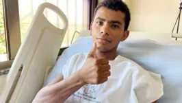O paciente Waldemir Nascimento ainda no leito do Hospital Regional Público da Transamazônica (HRPT).
