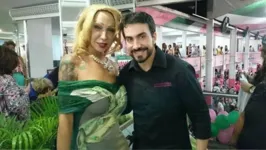 A travesti Luana Muniz com o padre Fábio de Melo.