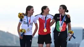 Imagem ilustrativa da notícia Medalhistas ganham 30 segundos para foto sem máscara