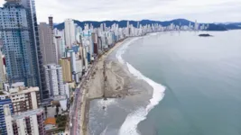 Balneário Camboriú têm feito uma obra para alargar a faixa de areia na praia