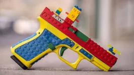 Arma é semelhante a um brinquedo da Lego