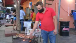 O autônomo Rodolfo Oliveira buscou aumentar o faturamento da família e iniciou a venda de espetinhos 