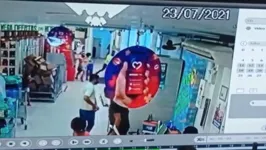 Imagens da câmera de segurança registraram a correria e tiros