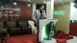 Criminosos iniciaram um tiroteio logo após o pastor citar um versículo da Bíblia. Fiéis se assustam e ficam em pânico.