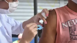 O anúncio da retomada da vacinação por faixa etária foi feito nesta quarta-feira (30).