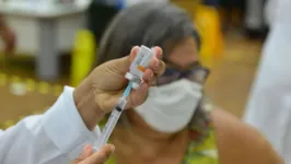 Ministério da Saúde apresenta dados que mostram que o Brasil começa a registrar os menores índices de mortalidade do ano.