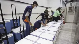 Uso de 40,1 mil doses da Janssen foi suspenso no Distrito Federal. Doses da vacina chegaram congeladas.