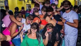 Grupo de pessoas sem máscaras e aglomerando constam nas fotos das redes sociais do espaço