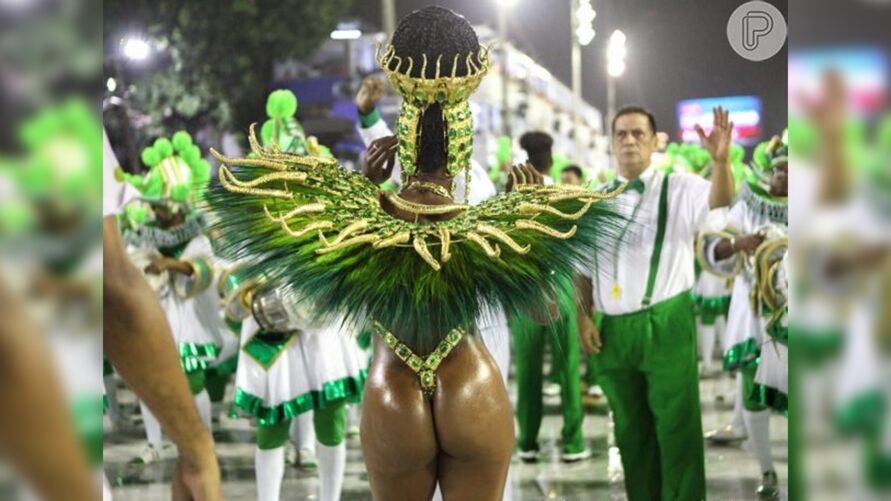 Cantora Iza exibe corpo em fantasia cavada na bateria da Imperatriz Leopoldinense na série A do carnaval do Rio de Janeiro