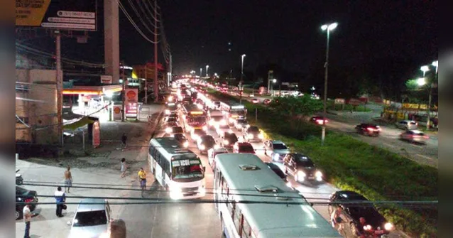 Imagem ilustrativa da notícia Vídeo: motociclista morre após ser atingido por ônibus na BR