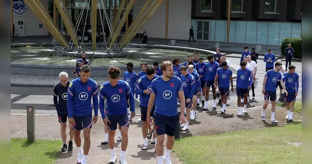 Imagem ilustrativa da notícia Treinador comanda 1º treino no Tottenham. Veja o vídeo!