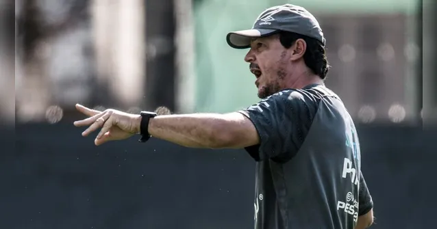 Imagem ilustrativa da notícia Vídeo: Técnico do Santos detona arbitragem após derrota