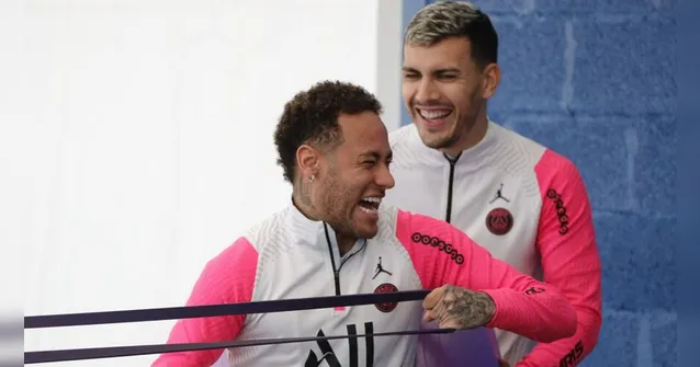 Imagem ilustrativa da notícia Neymar vira modelo para mostrar nova camisa do PSG. Confira!