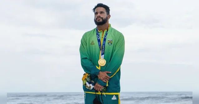 Imagem ilustrativa da notícia Emoção: seleção brasileira festeja ouro de Ítalo Ferreira