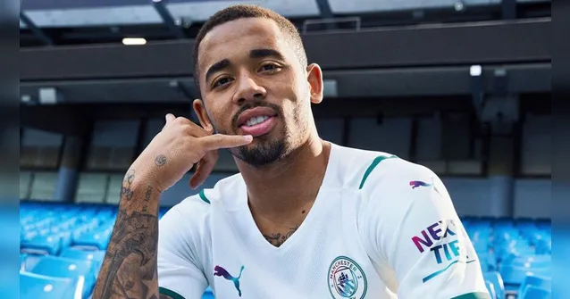Imagem ilustrativa da notícia Brasileiro vira modelo para lançar camisa de time inglês