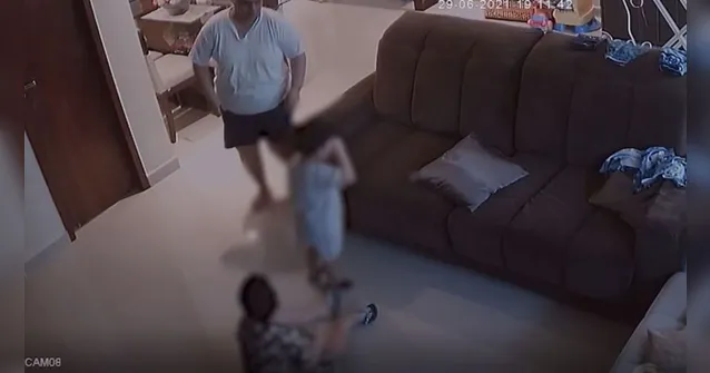 Imagem ilustrativa da notícia Imagens fortes! criança é agredida por babá; assista!