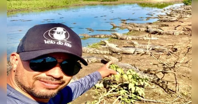 Imagem ilustrativa da notícia Vídeo: ciclista pedala em meio a jacarés no pantanal