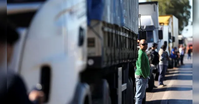 Imagem ilustrativa da notícia Caminhoneiros podem grevar a partir de segunda-feira