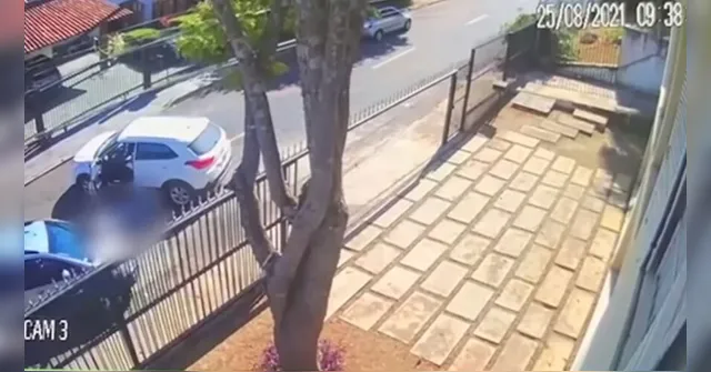 Imagem ilustrativa da notícia Advogada é atropelada após briga de trânsito; veja o vídeo!