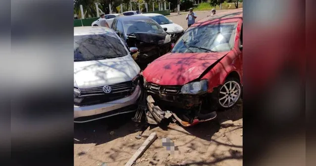 Imagem ilustrativa da notícia Adolescente bate em quatro carros estacionados em hospital