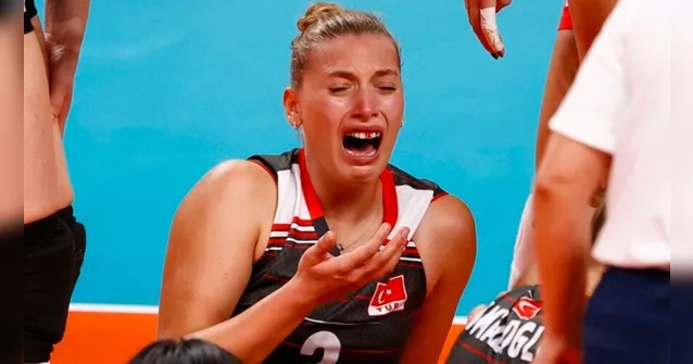 Imagem ilustrativa da notícia Atletas do vôlei se chocam em quadra e uma perde o dente