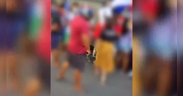 Imagem ilustrativa da notícia Homem puxa arma e ameaça mulheres durante protesto