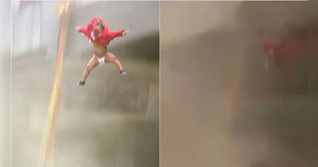 Imagem ilustrativa da notícia Vídeo: mãe joga bebê de prédio em chamas para salvá-lo