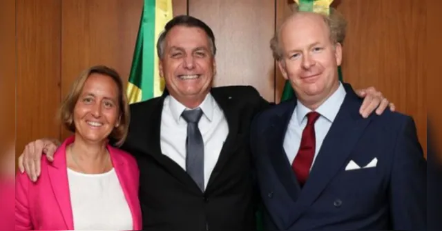 Imagem ilustrativa da notícia Bolsonaro abre sorrisos para nazistas em Brasília