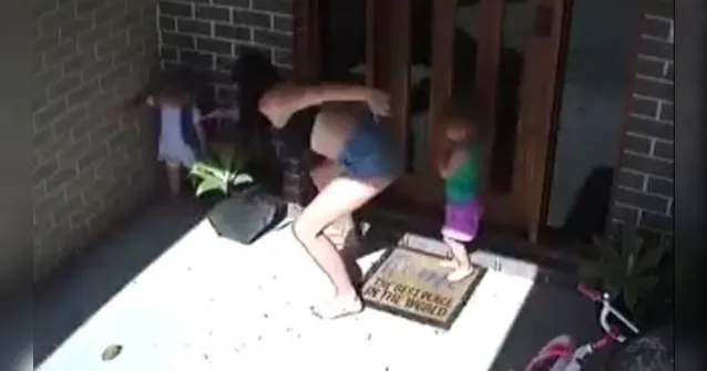 Imagem ilustrativa da notícia Vídeo: mãe salva filha de ataque de cobra mortal