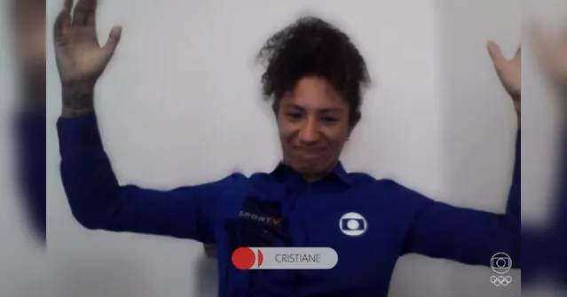 Imagem ilustrativa da notícia Cristiane leva golfada ao vivo do filho na transmissão