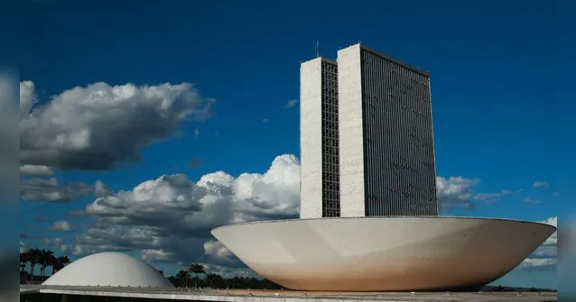 Imagem ilustrativa da notícia Deputados votam PEC do voto impresso nesta terça-feira